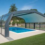 Prix abri piscine coulissant : guide complet pour estimer votre budget avec des fabricants français