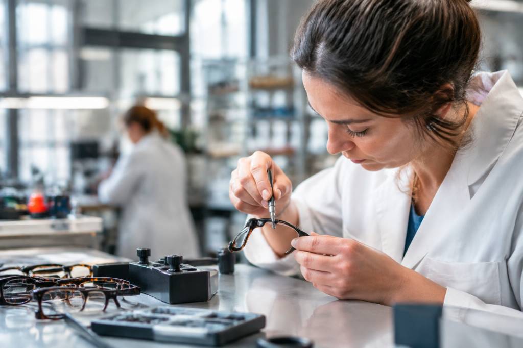 Fabricant de lunettes en france : savoir-faire, innovation et tendances du marché industriel